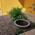 Proyectos jardinera con gravilla y borde 21