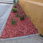 Proyectos jardinera gravilla roja plantas 09