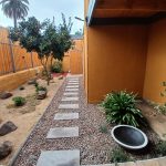 Proyectos paisajismo acceso casa con macetero 07